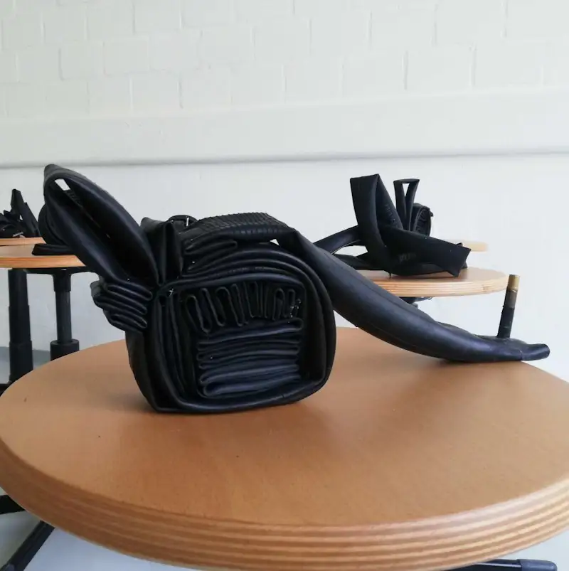 Chiro III – Skulptur aus Fahrradschläuchen, Stecknadeln und Nägeln