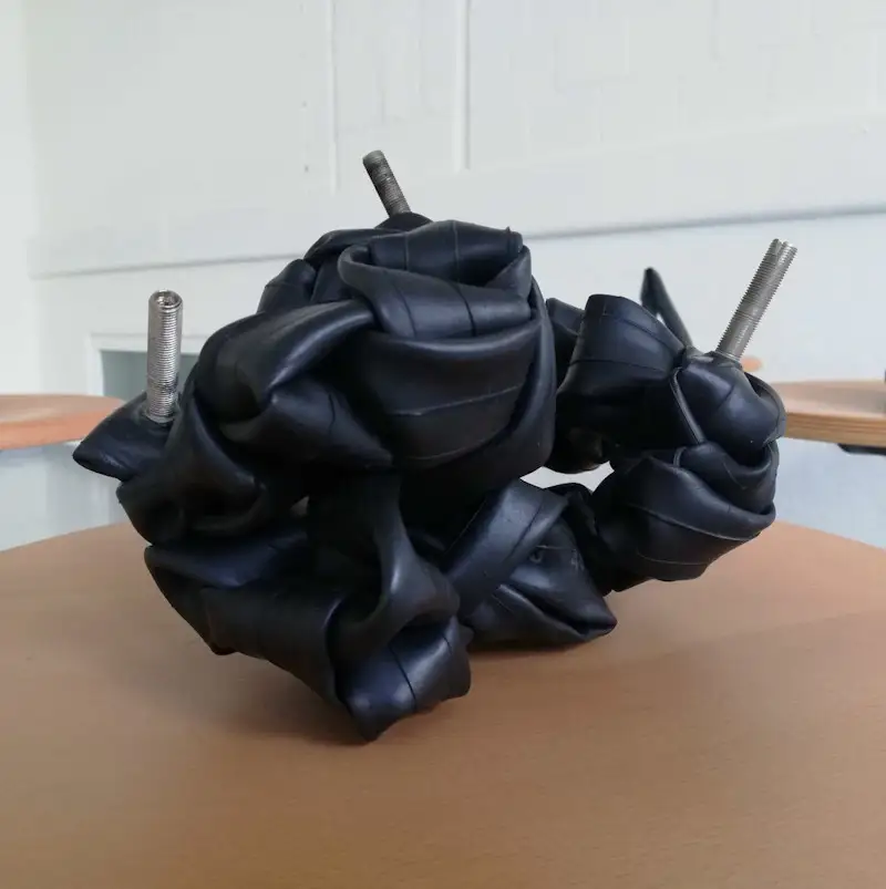 Chiro II – Skulptur aus Fahrradschläuchen