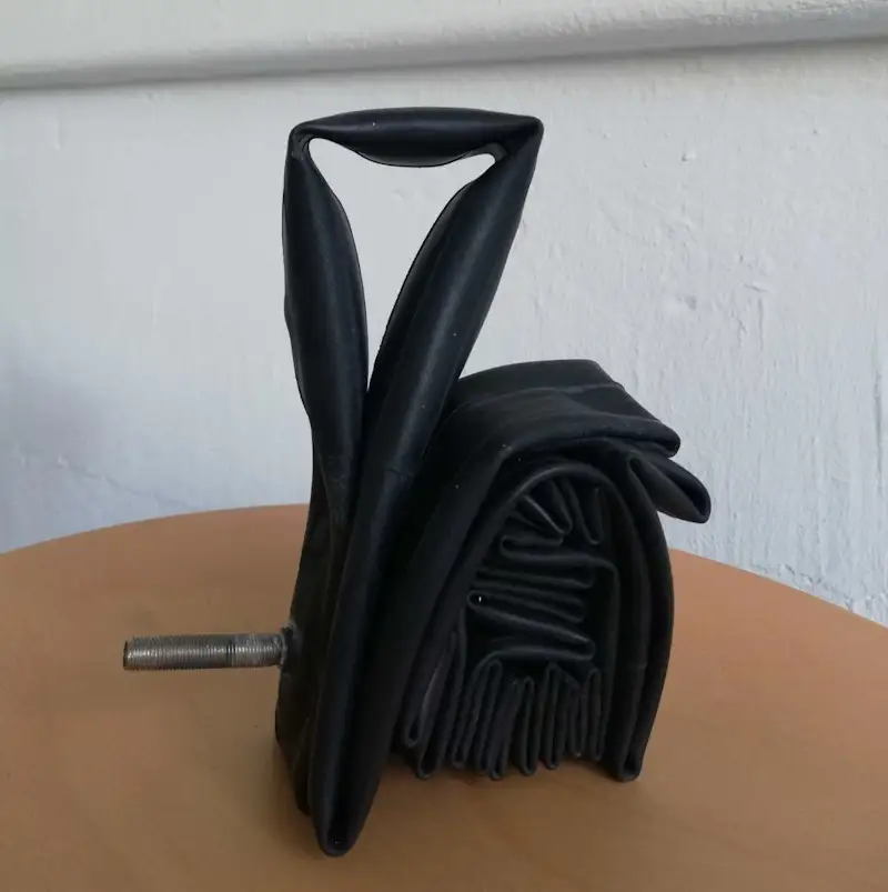 Chiro I – Skulptur aus Fahrradschläuchen, Stecknadeln und Nägeln